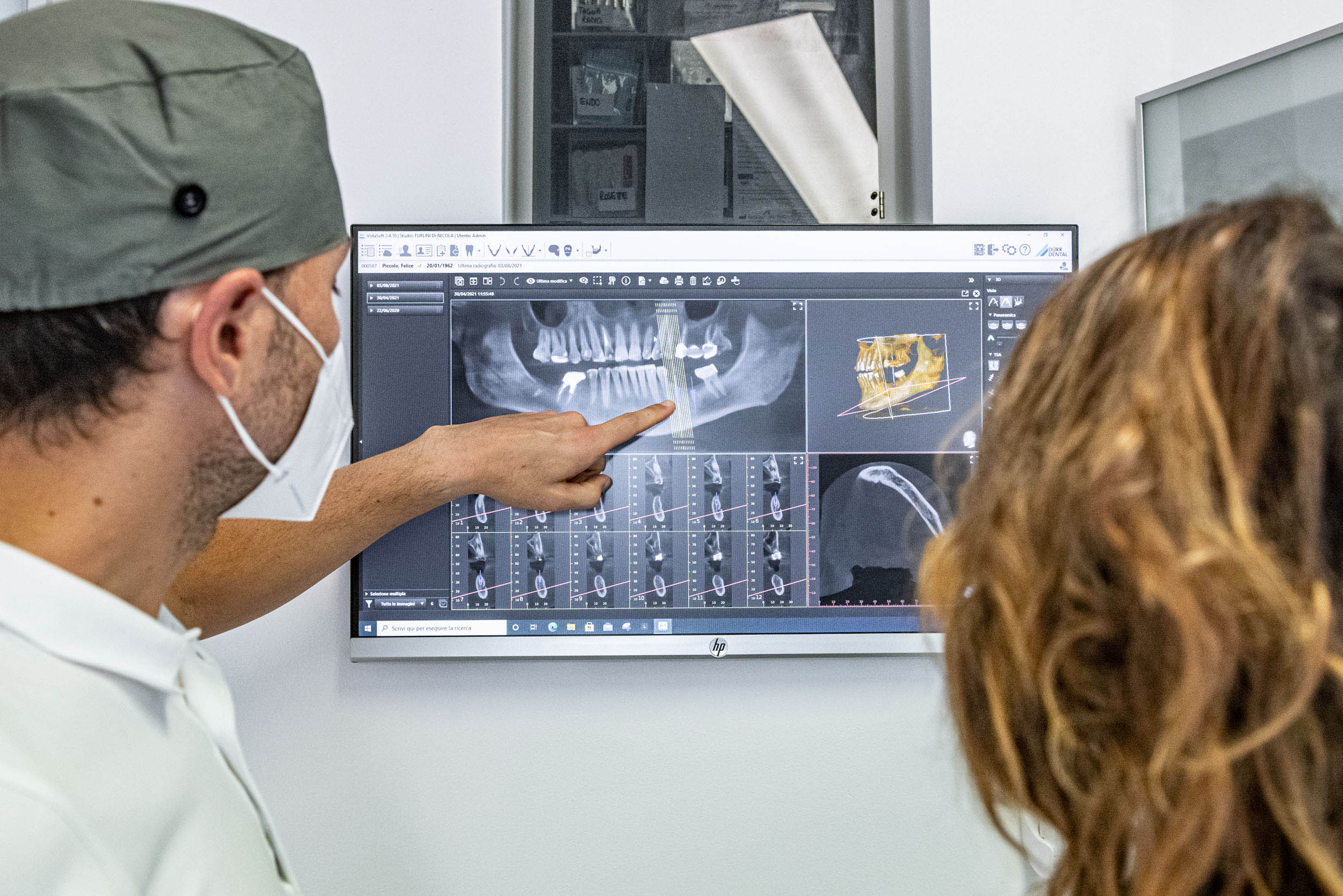 lettura radiografia assieme al paziente studio furlini dentista e odontoiatra Trento TN